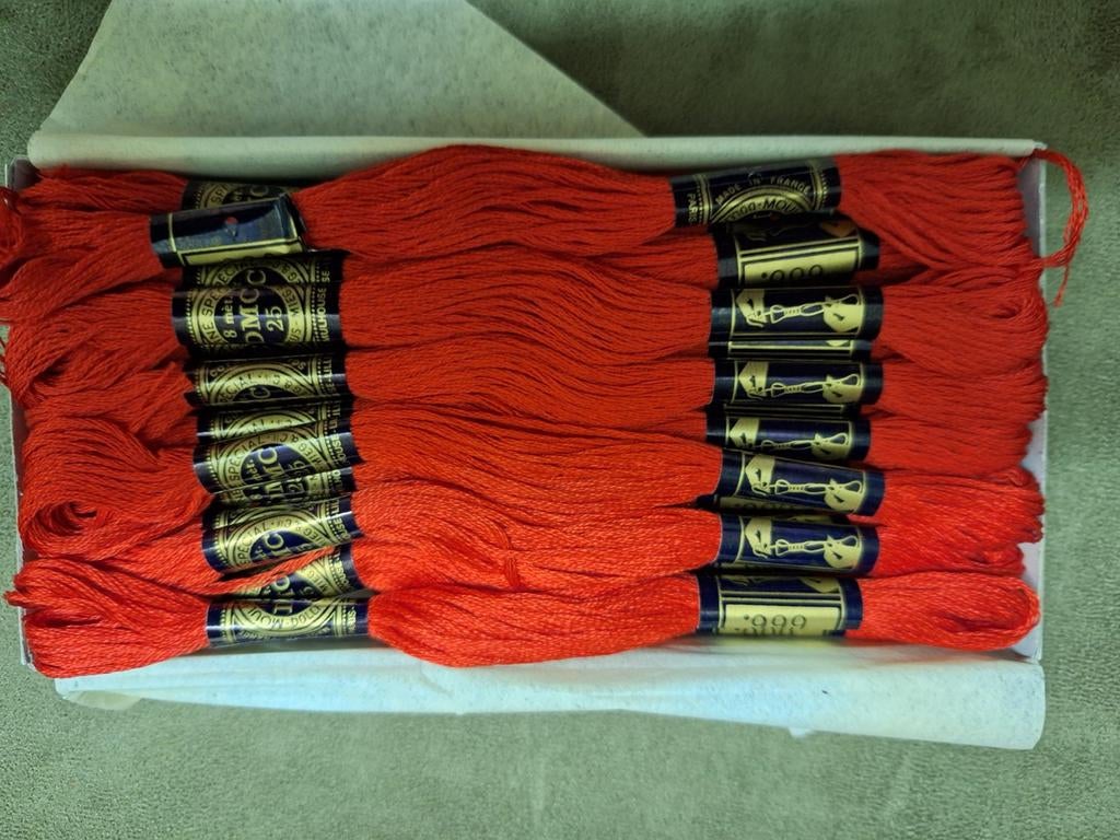 Borduurzijde kleurnr 666, Hobby en Vrije tijd, Borduren en Borduurmachines, Ophalen of Verzenden, Nieuw, Borduurgaren of Zijde