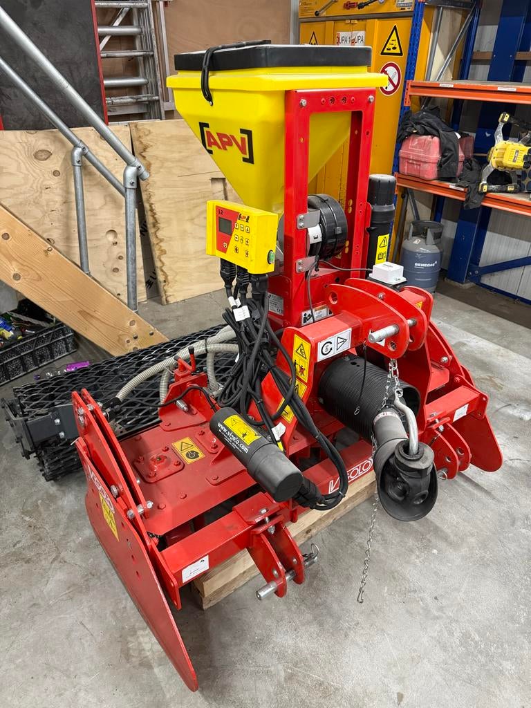 Vigolo FN-T-145R met APV MD40M1 zaaimachine 2 keer gebruikt, Zakelijke goederen, Agrarisch | Werktuigen, Akkerbouw, Zaaien, Planten of Poten