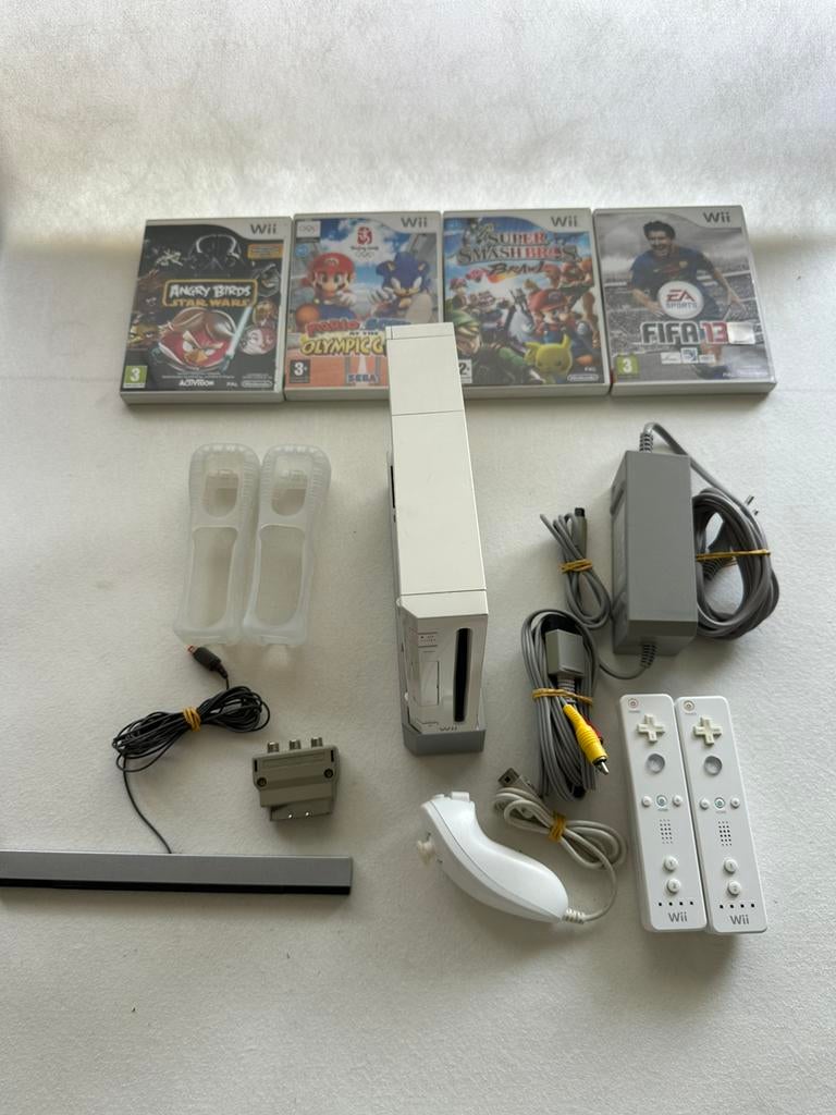 Nintendo Wii, Ophalen of Verzenden, Zo goed als nieuw, Met 2 controllers, Met games