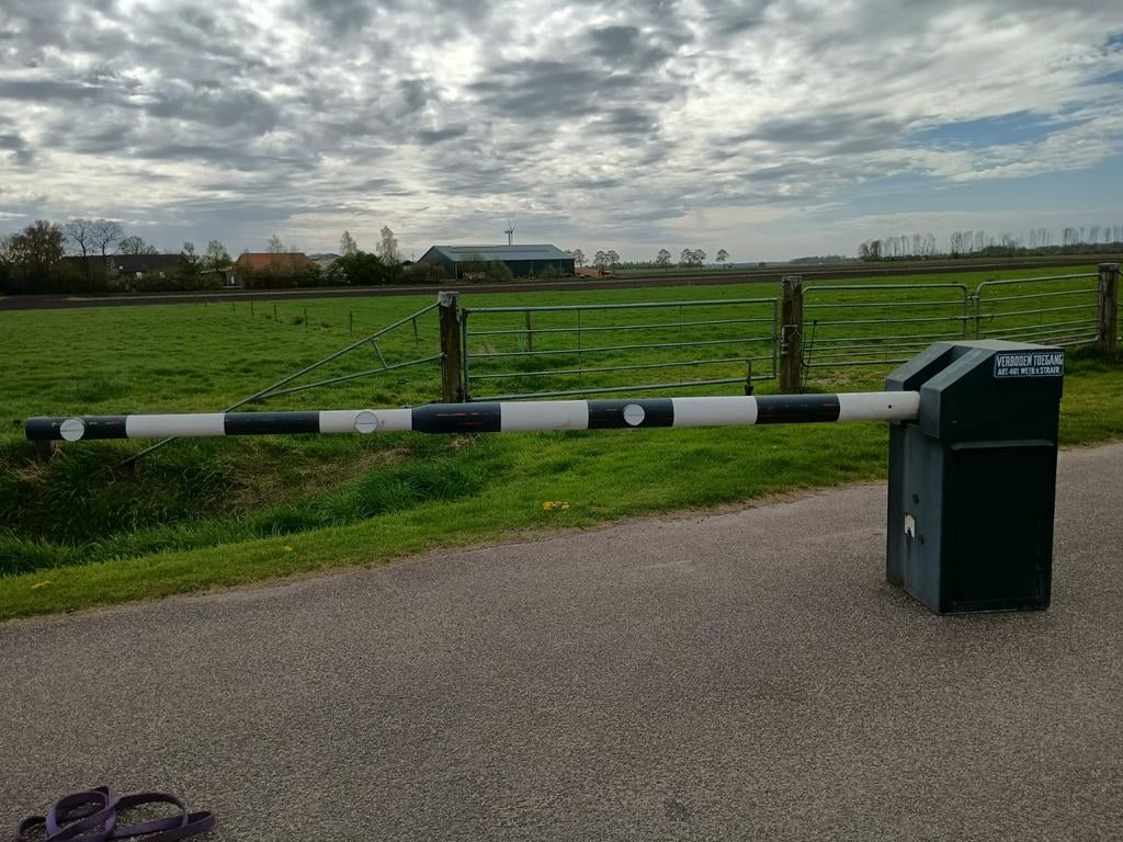 Elektrische slagboom 4 meter - Robuust en functioneel, Ophalen of Verzenden, Gebruikt, IJzer