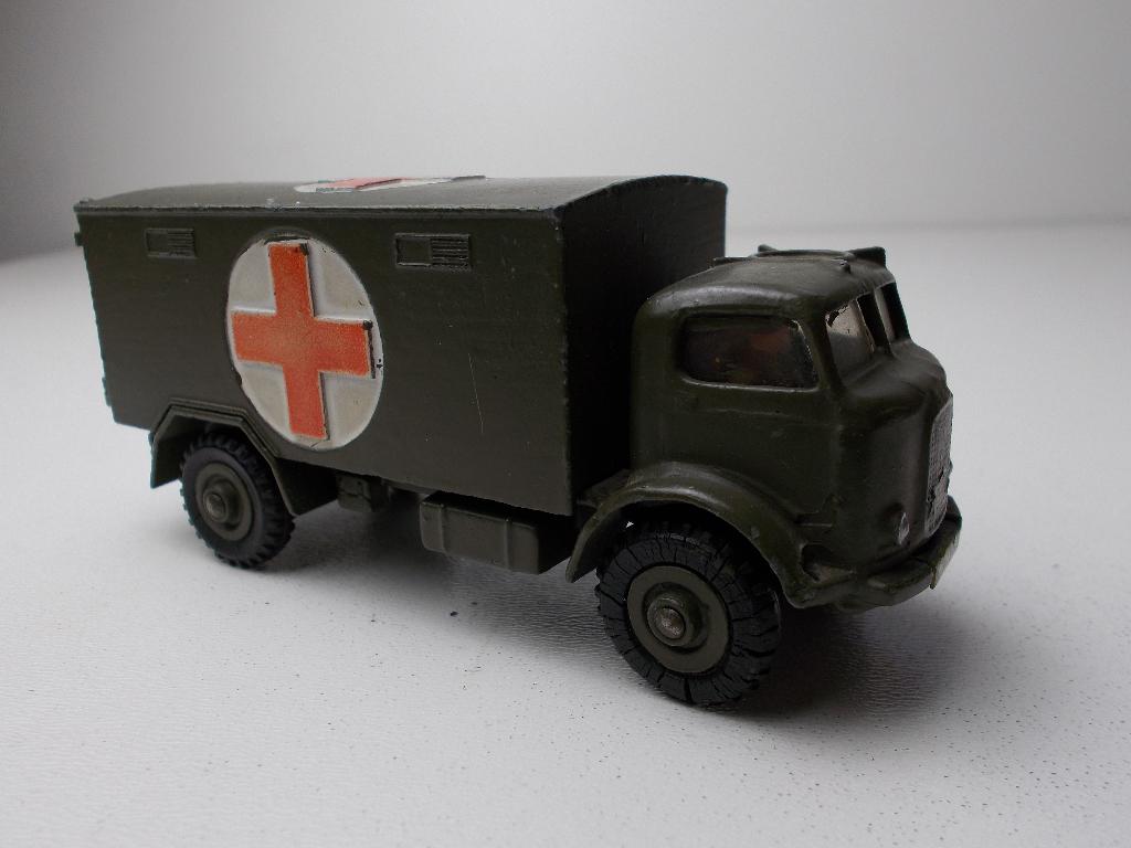 1956 Dinky Toys 626 MILITARY AMBULANCE + ACHTERDEURTJES! (G), Ophalen of Verzenden, Gebruikt, Bus of Vrachtwagen, Dinky Toys