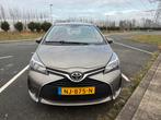 Toyota Yaris 1.3 73KW 5DR 2017 Grijs met trekhaak, Auto's, Toyota, Stof, 40 €/maand, Euro 6, 4 cilinders