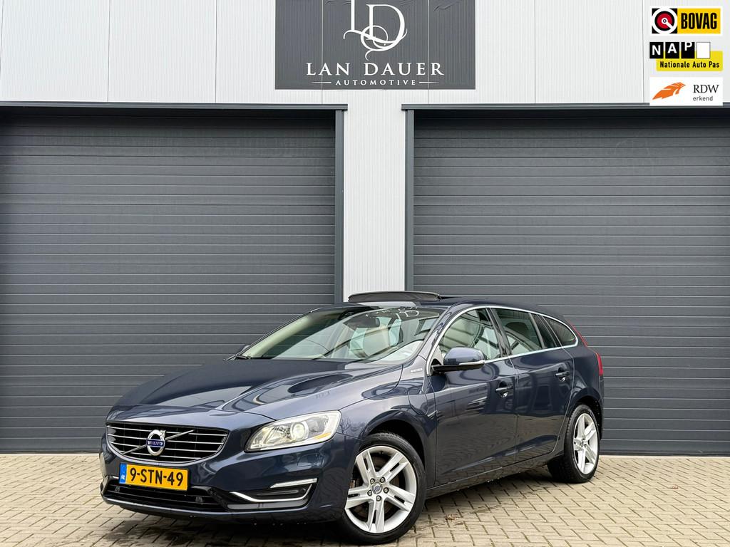 Volvo V60 2.4 D6 AWD Plug-In Hybrid / SCHUIFDAK / TREKHAAK, Auto's, Volvo, Automaat, Startonderbreker, Blauw, Vierwielaandrijving