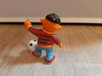 Sesamstraat Ernie poppetje voetbal 6 cm, Verzamelen, Poppetjes en Figuurtjes, Ophalen of Verzenden