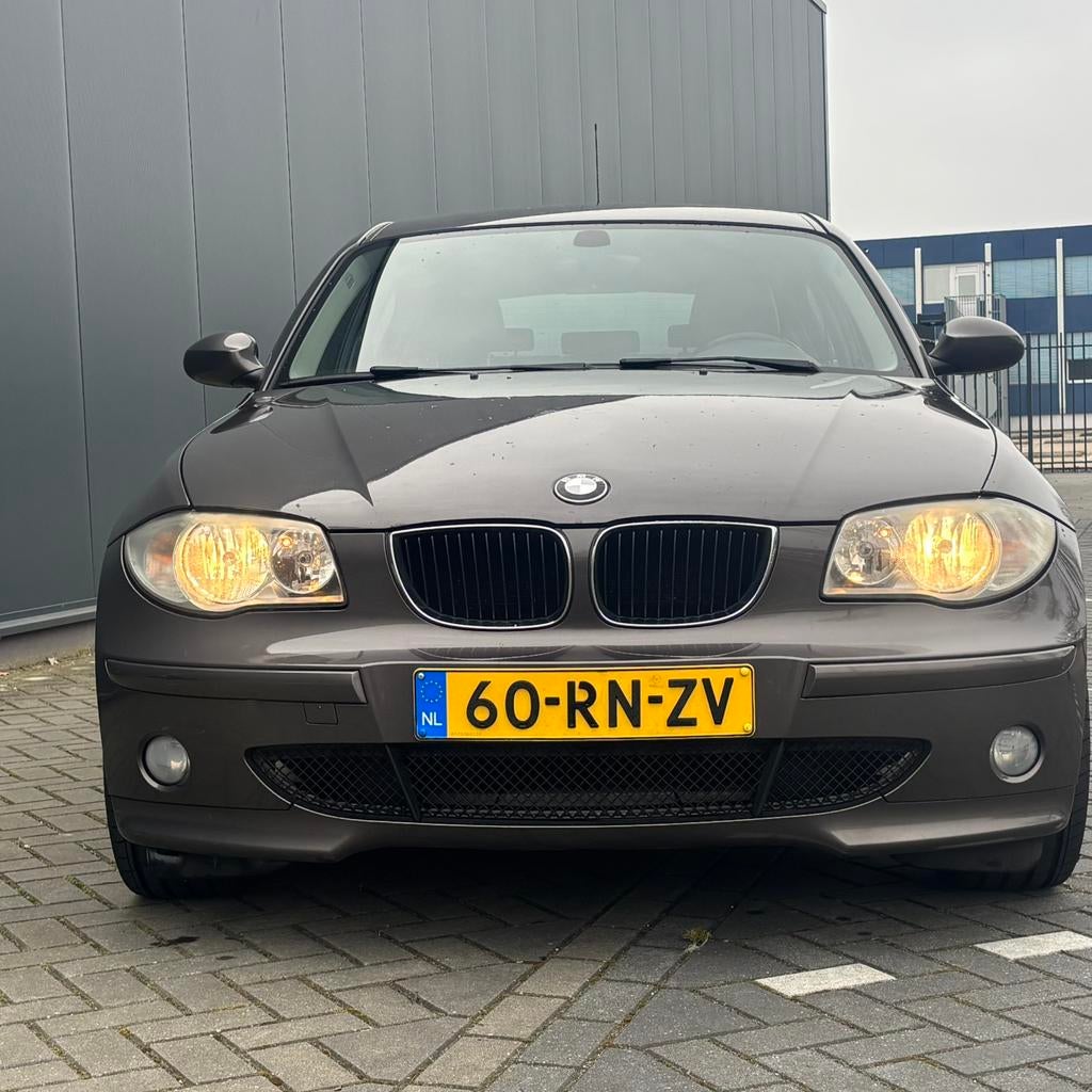 BMW 118i AUT - Leer- Clima - NWE DBKetting - Onderhouden NAP, Auto's, BMW, Euro 5, Achterwielaandrijving, 1995 cc, Beige