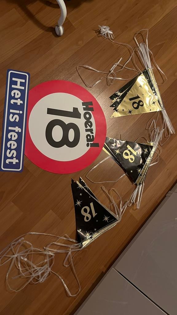18 jaar slingers 3 stuks  en bord 18 feest, Hobby en Vrije tijd, Feestartikelen, Ophalen of Verzenden, Zo goed als nieuw, Versiering