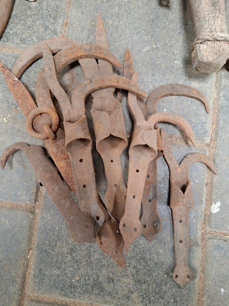 Set van 10 antieke smeedijzeren haken, Ophalen