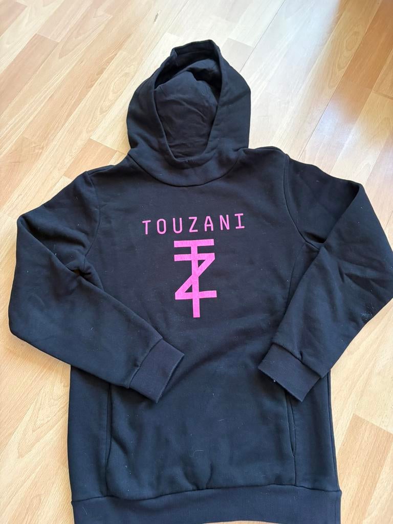 Touzani stoere zwarte hoodie mt 176 ZGAN, Kinderen en Baby's, Kinderkleding | Maat 176, Ophalen of Verzenden, Zo goed als nieuw