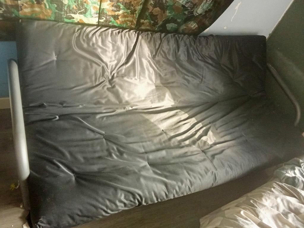 Mooie slaapbank uit en inklapbaar inclusief matras, Tweepersoons, Zo goed als nieuw, 200 cm, Grijs