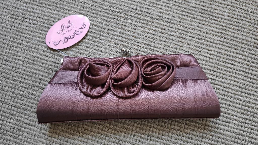 Stijlvolle bruine clutch, geplooide zijden, 3 roosjes NIEUW, Ophalen of Verzenden, Nieuw, Bruin, Avondtasje