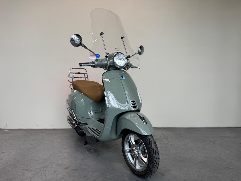 Vespa Primavera Misty Pearl Green (custom) NIEUW 0 KM