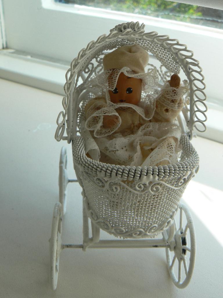 kunstig gemaakt metalen poppenwagentje met porselein popje, Ophalen, Zo goed als nieuw, Poppenhuis