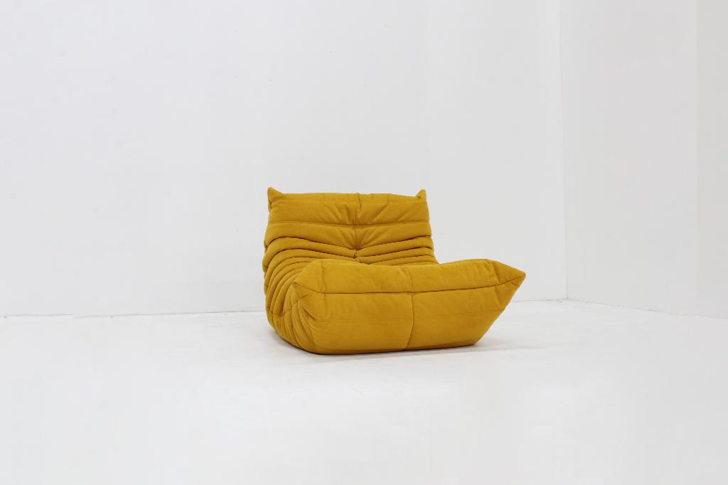 Togo 1-seater armchair Michel Ducaroy Alcantara Ligne Roset, Huis en Inrichting, Banken | Sofa's en Chaises Longues, Eenpersoons