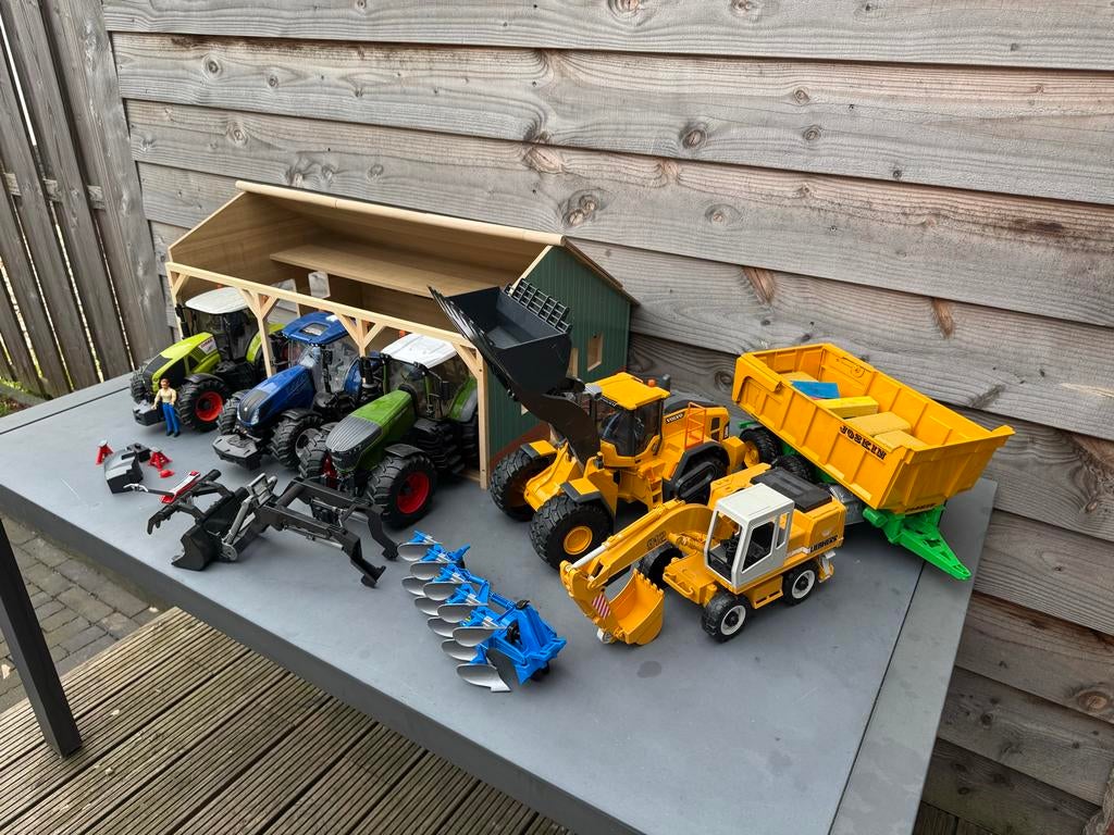 Bruder  speelgoed tractoren, graafmachines en schuur, Ophalen, Zo goed als nieuw