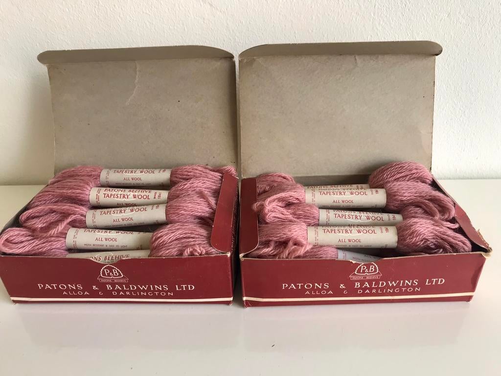 Borduurwol Patons Beehive, kleur 1841, originele doos, Ophalen of Verzenden, Nieuw, Handborduren, Borduurgaren of Zijde