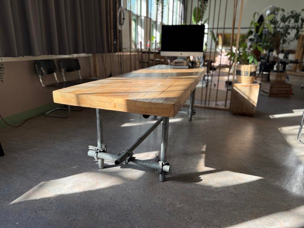 Robuuste houten tafel met steigerbuis onderstel, Ophalen, Gebruikt, 100 tot 150 cm, 200 cm of meer