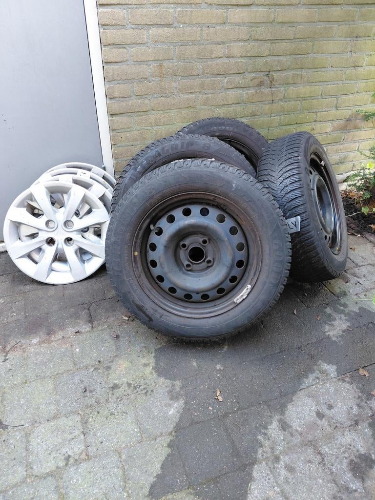 Winterbanden Goodyear voor Kia Rio + wieldoppen, Ophalen, Gebruikt