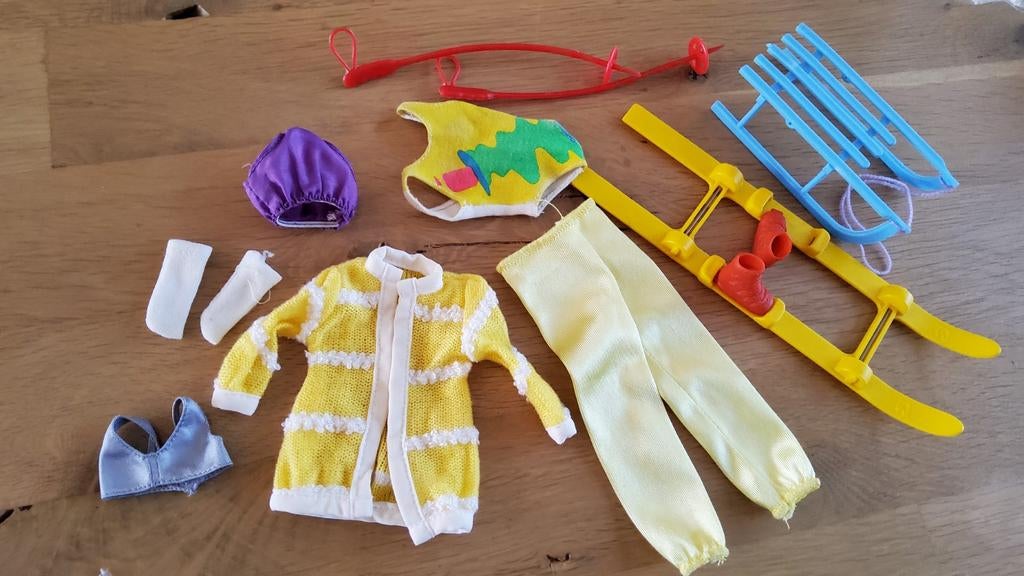 Vintage Barbie Sindy Fleur Tienerpop outfit ski slee zwempak, Verzamelen, Ophalen of Verzenden, Fashion Doll