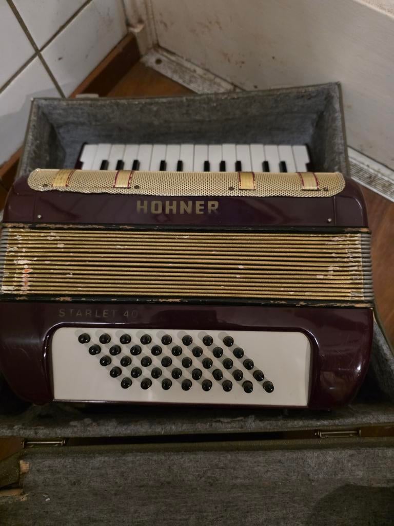 Te koop een Hohner Starlet 40 accordeon  rood bakeliet, Gebruikt, Met koffer, Ophalen of Verzenden, Knopaccordeon