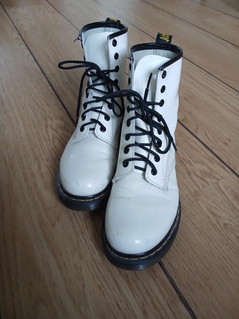 Dr. Martens, witte lak enkellaarzen, mt 41, Ophalen of Verzenden, Zo goed als nieuw, Wit