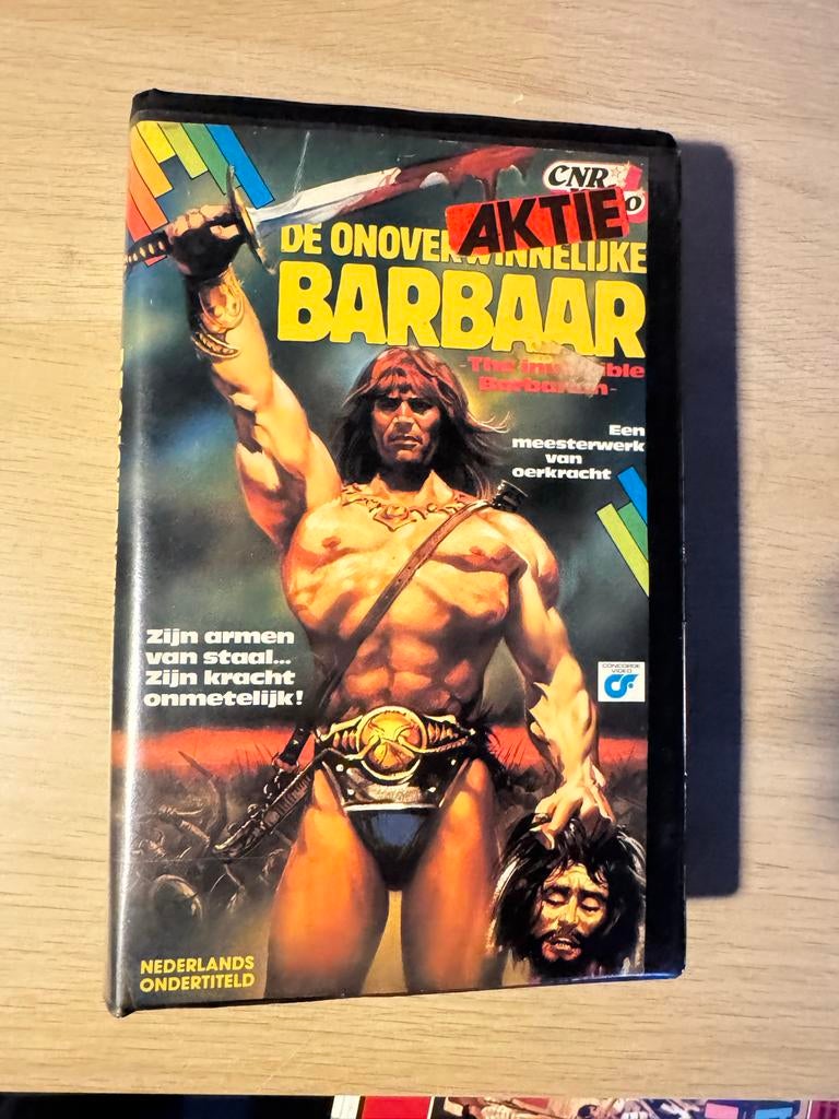 De Onoverwinnelijke Barbaar - VHS ex rental, Cd's en Dvd's, VHS | Film, Gebruikt, Actie en Avontuur, Vanaf 12 jaar, Ophalen of Verzenden