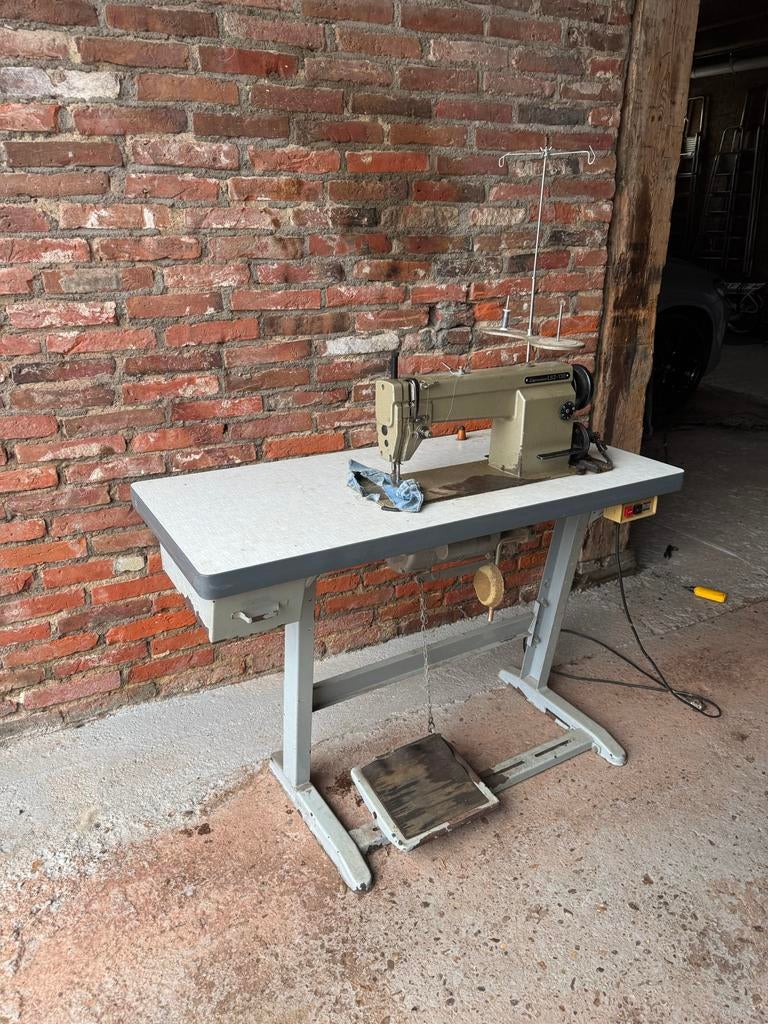 Mitsubishi LS2-130 Industriële Naaimachine met Tafel, Gebruikt, Naaimachine, Industrieel, Ophalen