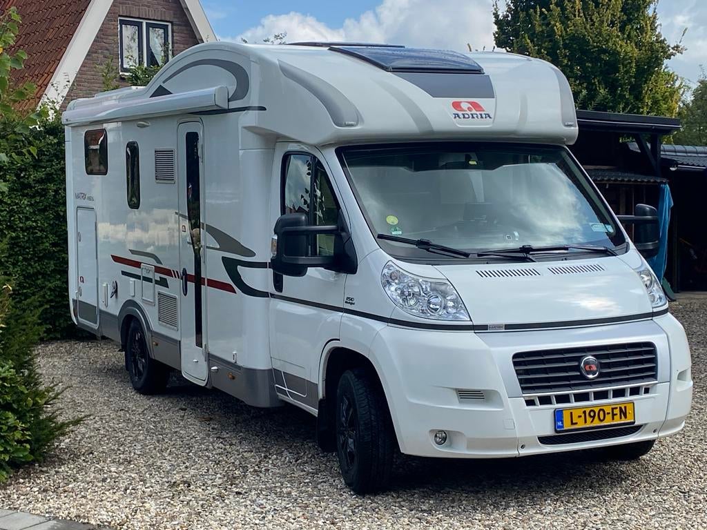 mooie Adria Matrix M680SL Lengtebedden+hefbed & Levelsysteem, Caravans en Kamperen, Campers, Particulier, tot en met 4, Half-integraal