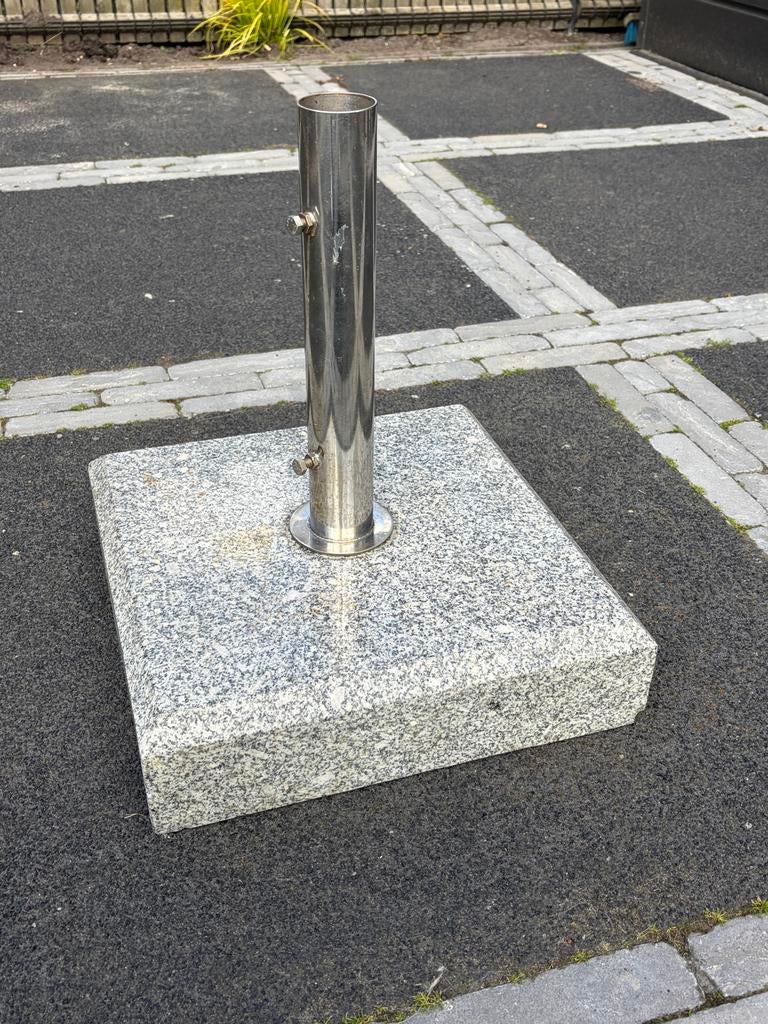 Stevige parasolvoet van graniet met RVS buis, Ophalen, Gebruikt, Parasolvoet