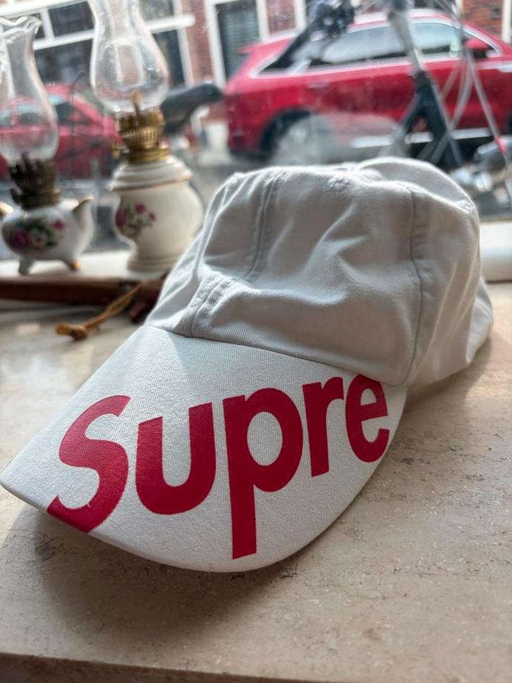 Authentieke Supreme witte pet met rood logo, Kleding | Dames, Hoeden en Petten, Gedragen, Pet, One size fits all, Ophalen of Verzenden