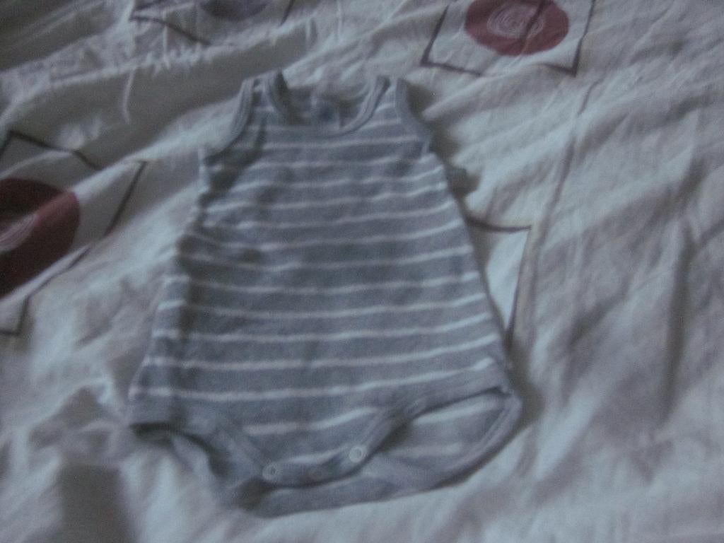 Lichtgrijs/wit mouwloos rompertje Petit Bateau 56/62 zgan, Nacht- of Onderkleding, Ophalen of Verzenden, Jongetje, Petit Bateau