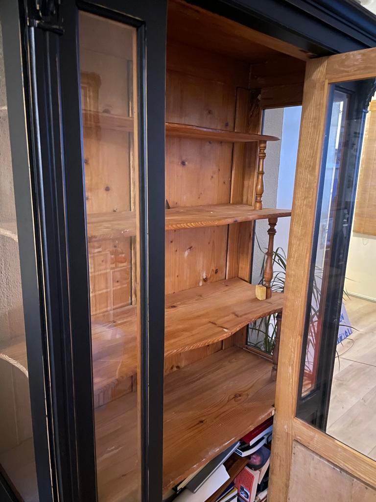 Zwarte apothekerskast met glazen deuren, Ophalen