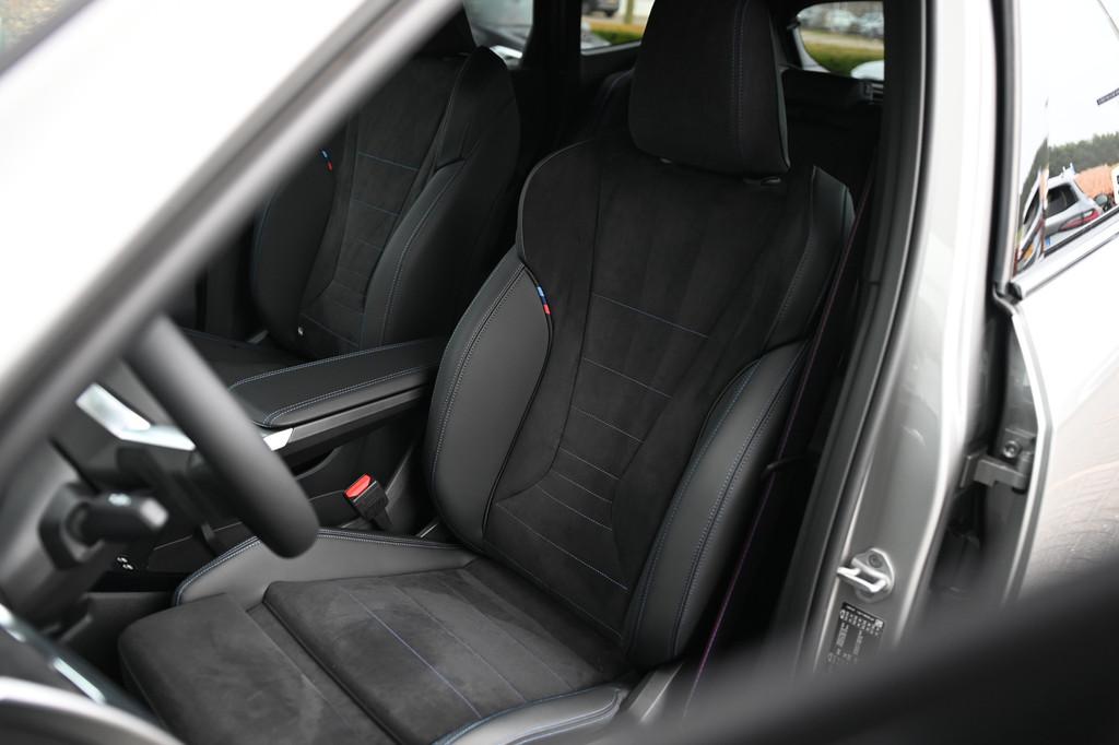 BMW iX1 eDrive20 M Sport / Trekhaak / Sportstoelen / Achteru, Auto's, BMW, Zwart, Nieuw, SUV of Terreinwagen, Zilver of Grijs