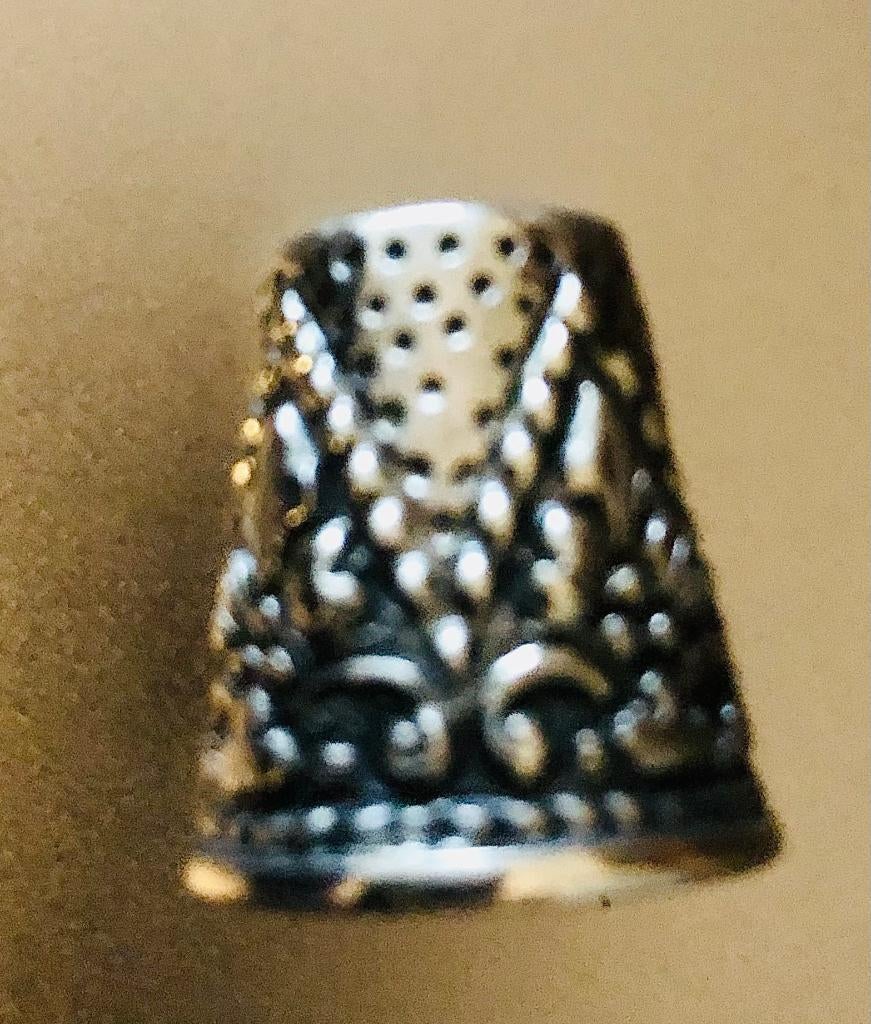 Djokja zilveren vingerhoed, Verzamelen, Vingerhoedjes, Reliëf, Ophalen of Verzenden, Zo goed als nieuw, Buitenland