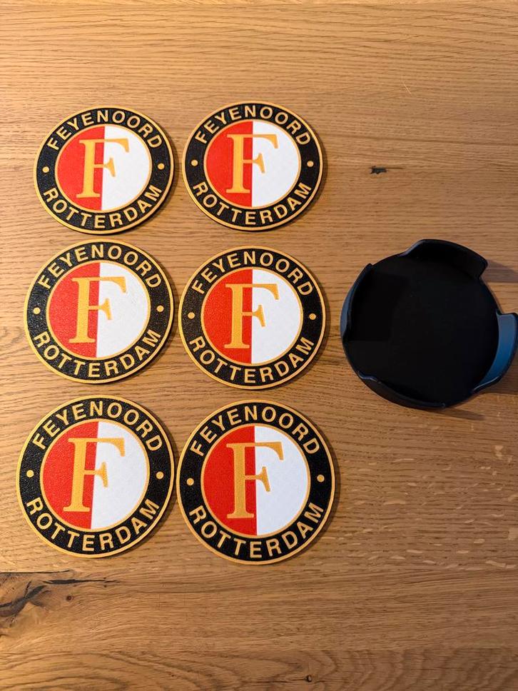 Feyenoord Onderzetters – Set van 6 + Houder (3D geprint PLA), Huis en Inrichting, Woonaccessoires | Onderzetters, Nieuw, Glas of Kopje