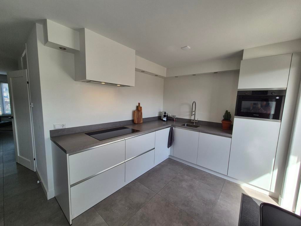 Moderne keuken in L-vorm incl. inbouwapparatuur (2021l, Huis en Inrichting, Keuken | Complete keukens, Ophalen, Graniet of Steen