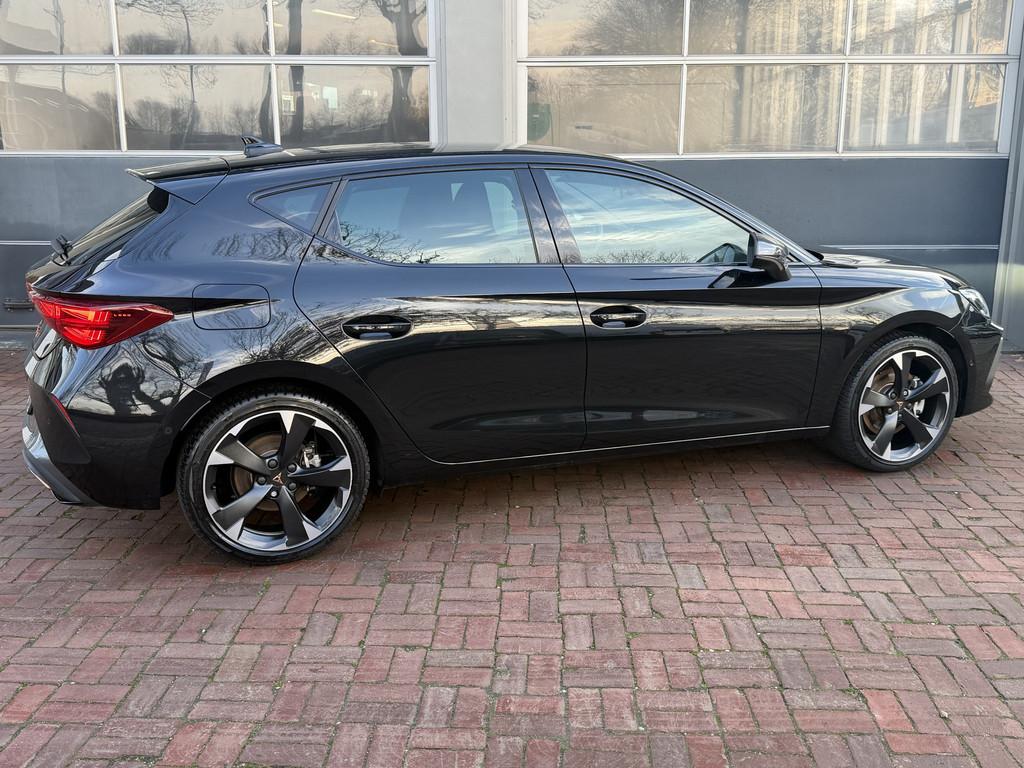 CUPRA Leon 1.5 TSI e-Hybrid 2025 Facelift SOH 99,9% Stoelver, Auto's, Cupra, 4 cilinders, Leon, Leder en Stof, Zwart