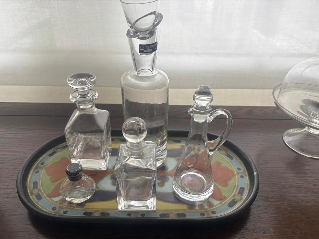Set van glazen flessen en karaf op dienblad, Ophalen of Verzenden