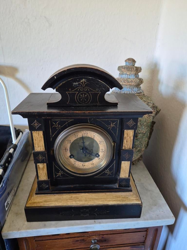 Antieke Schouwklok - Zwart met Goudkleurige Details, Antiek en Kunst, Ophalen of Verzenden