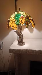 Prachtige Tiffany tafellamp met druiven en kraanvogels, Gebruikt, 50 tot 75 cm, Ophalen of Verzenden, Glas