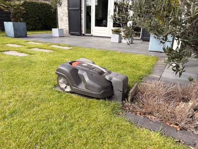 Husqvarna 420 Robotmaaier, Gebruikt, Bestuurbaar via app, Ophalen of Verzenden, 20 tot 25 cm