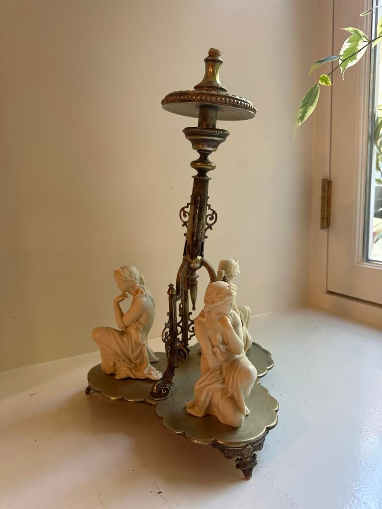 Antieke kandelaar met beelden van dames, Antiek en Kunst, Ophalen of Verzenden, Koper of Brons