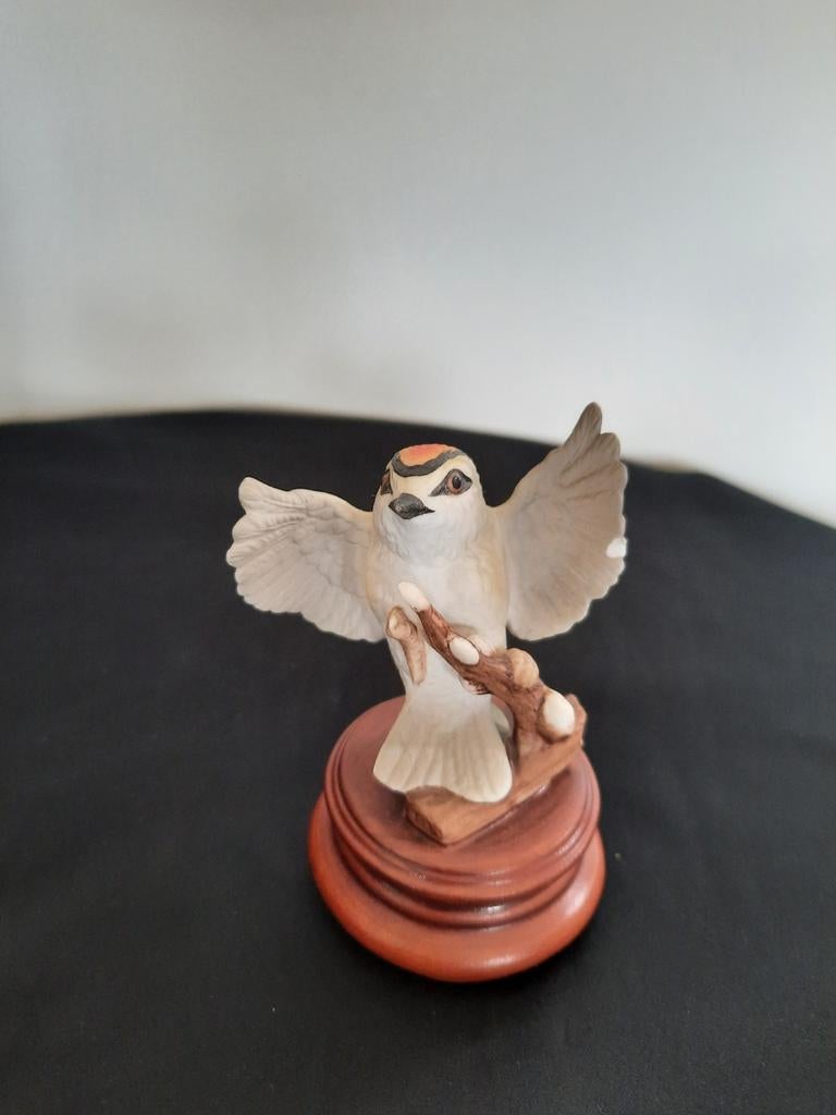 GOEBEL Prachtig porseleinen vogeltje op een voet, Ophalen of Verzenden