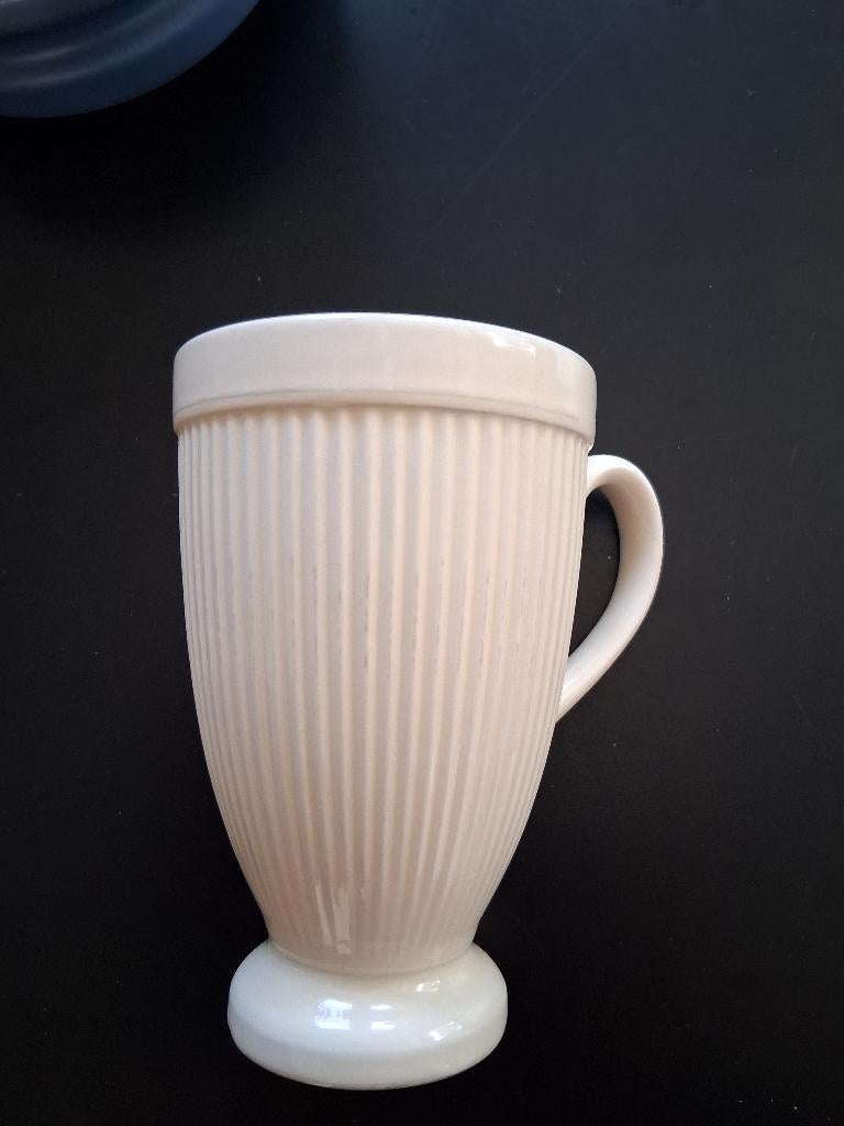 Wedgwood mok op voet, Huis en Inrichting, Gebruikt, Ophalen of Verzenden, Wedgwood, Kop(pen) en/of Schotel(s)