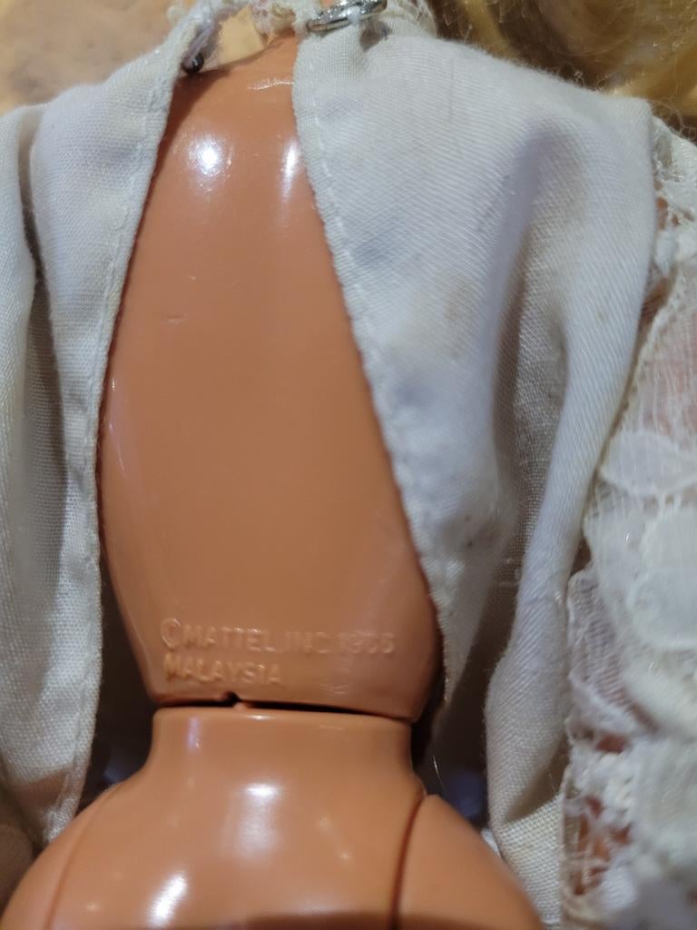 Barbie pop met blond haar en witte kanten top, Ophalen of Verzenden