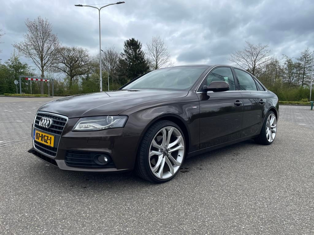 Zeer nette Audi A4 1.8 Tfsi S line 88KW 2011 Bruin, Auto's, Audi, Zwart, 4 cilinders, Bruin, 75 €/maand