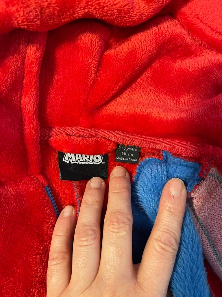 Mario onesie 140 cm, Kinderen en Baby's, Carnavalskleding en Verkleedspullen, Ophalen of Verzenden, Gebruikt, 134 t/m 140, Jongen of Meisje