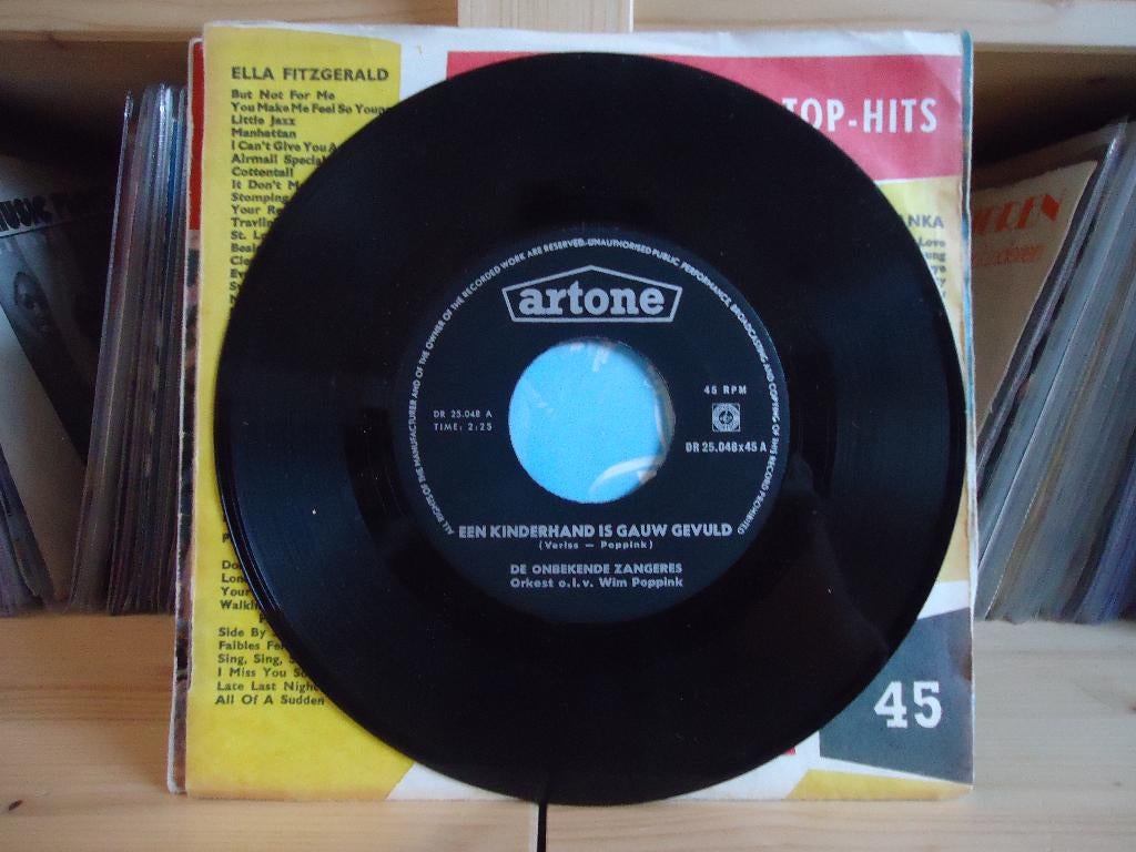 7" Single De Onbekende Zangeres - Een Kinderhand Is Gauw Gev, Gebruikt, 7 inch, Single, Ophalen of Verzenden