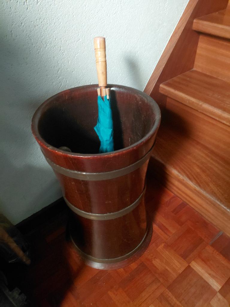 paraplubak antiek grote houten hoge emmer zandlopervorm, Ophalen, Gebruikt, Hout