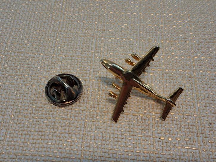 Goudkleurige Vliegtuig Pin - Verzamelobject, Verzamelen, Speldjes, Pins en Buttons, Gebruikt, Speldje of Pin, Transport, Ophalen of Verzenden
