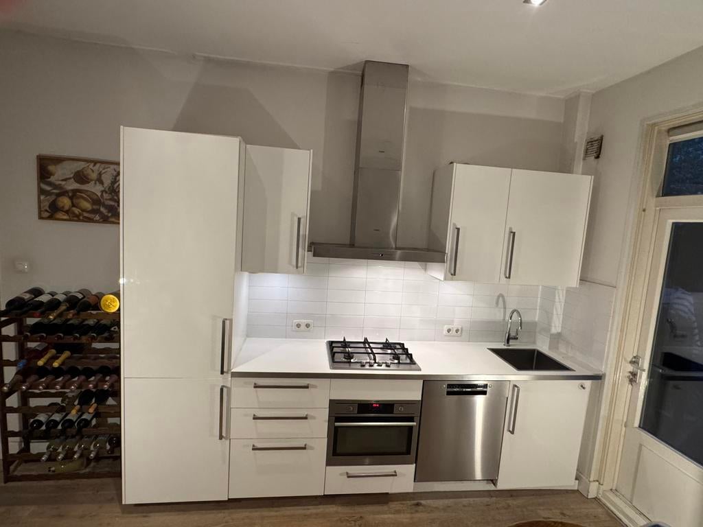 Hoogglans keuken | AEG apparatuur | nieuwe Bosch vaatwasser, Ophalen, Wit, Kunststof, Hoogglans of Gelakt